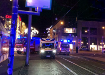 Vetura godet disa persona në një treg në Gjermani, raportohet për të vdekur e të plagosur