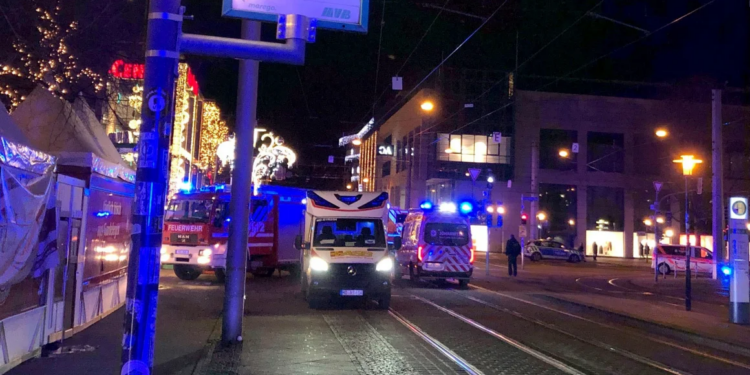 Vetura godet disa persona në një treg në Gjermani, raportohet për të vdekur e të plagosur