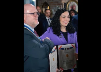 Osmani i ndan urdhrin “Dr. Ibrahim Rugova” ambasadorit Hovenier