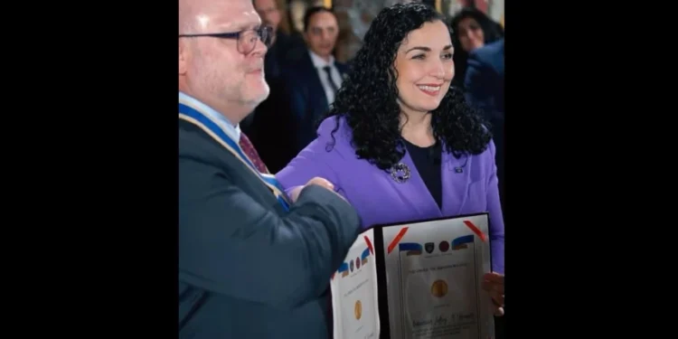 Osmani i ndan urdhrin “Dr. Ibrahim Rugova” ambasadorit Hovenier