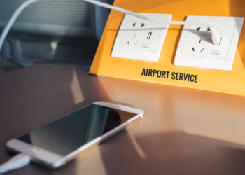 Pse nuk duhet ta mbushni telefonin nëpër aeroporte?