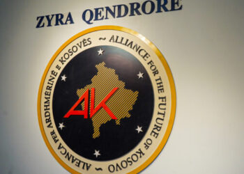 AAK i reagon Haxhiut: Ministre që i fut hundët gjithkund, duke shpifur ulët