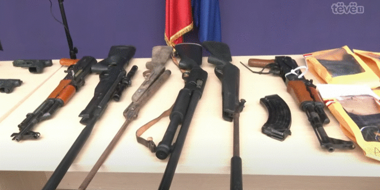 Shkatërrohet grupi kriminal për trafikim me armë nga Kosova në Shqipëri, arrestohen 20 persona