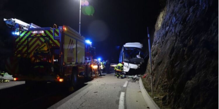 Dy të vdekur nga përplasja e autobusit në një shkëmb