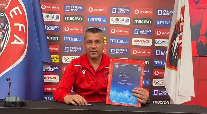 Batatina pajiset me licencën UEFA Pro