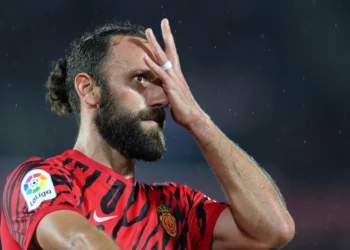 Muriqi asiston, por edhe ndëshkohet me të kuq