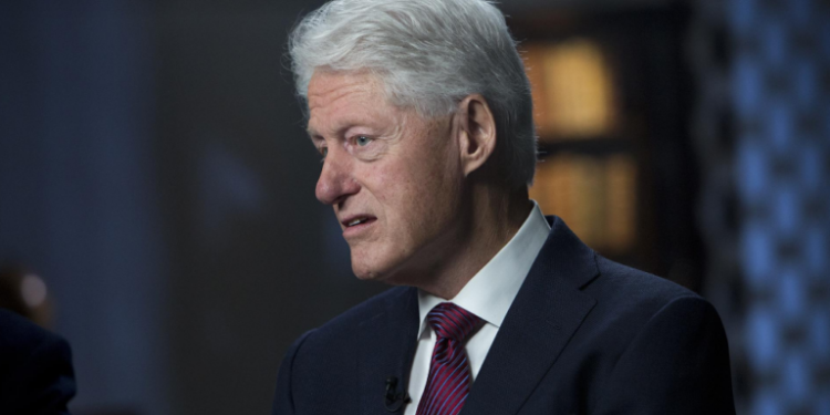 Bill Clinton shtrohet në spital