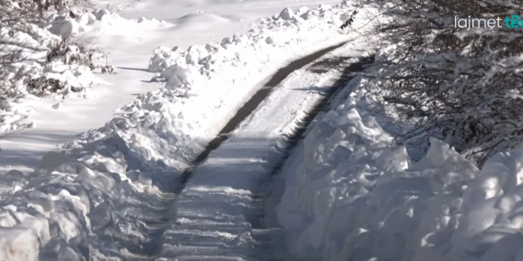 Rrugët në Jezerc me borë, Komuna s’tregon pse nuk ka kompani për pastrimin e rrugëve