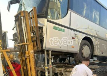 Aksident në një fshat në Viti, përfshihet një autobus dhe një kamionetë