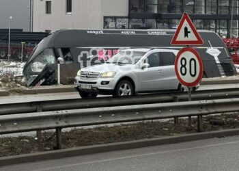 Autobusi del nga rruga në magjistralen Prishtinë – Pejë