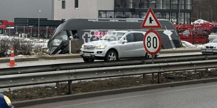Autobusi del nga rruga në magjistralen Prishtinë – Pejë
