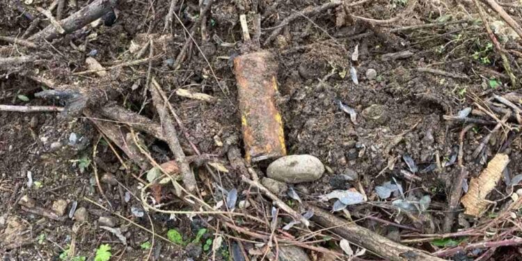 Gjendet një bombë në oborrin e një kompanie në Prizren, dyshohet se i përket luftës së fundit