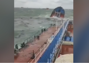 Dy cisterna ruse me naftë fundosen në Detin e Zi