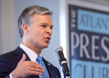 Drejtori i FBI-së, Wray thotë se do të japë dorëheqje para kthimit të Trumpit