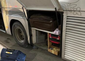 Dogana sekuestron një armë dhe disa fishekë në një autobus me targa vendore