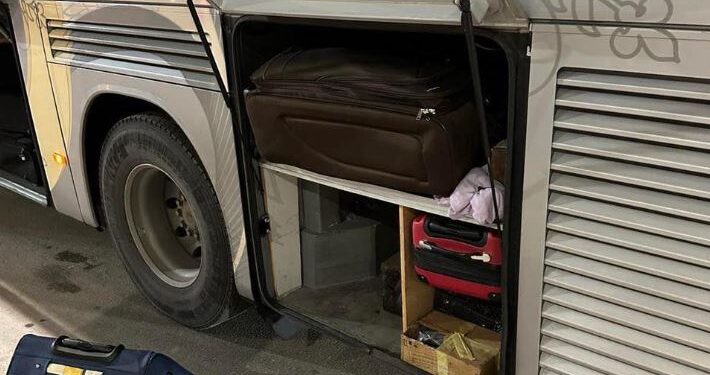 Dogana sekuestron një armë dhe disa fishekë në një autobus me targa vendore
