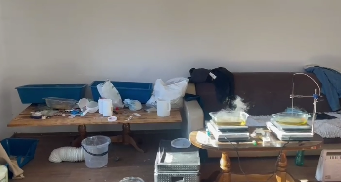 Antidroga në Ferizaj gjen drogë duke u përpunuar në një laborator, arrestohen dy shtetas të huaj dhe një kosovar