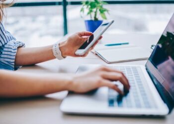 Irani heq kufizimet për WhatsApp dhe Google Play