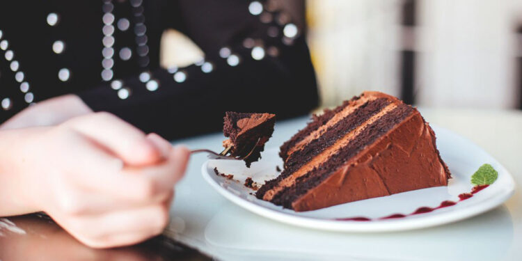 2 rreziqe që i kanosen trupit tënd nëse ha ëmbëlsira çdo ditë