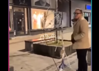 Arsenijeviq i heq dekorimet nga sheshi i Mitrovicës së Veriut