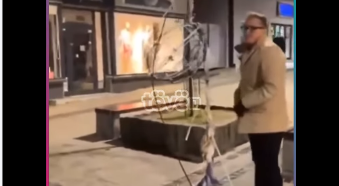 Arsenijeviq i heq dekorimet nga sheshi i Mitrovicës së Veriut