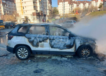 Përfshihet nga zjarri një veturë në Prishtinë, policia jep detaje