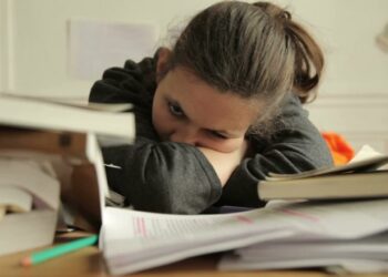 Si të mos flini gjatë kohës kur jeni duke mësuar apo lexuar?