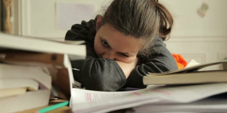 Si të mos flini gjatë kohës kur jeni duke mësuar apo lexuar?