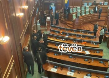 Deputetët e LVV-së nuk i lejojnë anëtarët e Listës Serbe që të marrin pjesë në seancën plenare