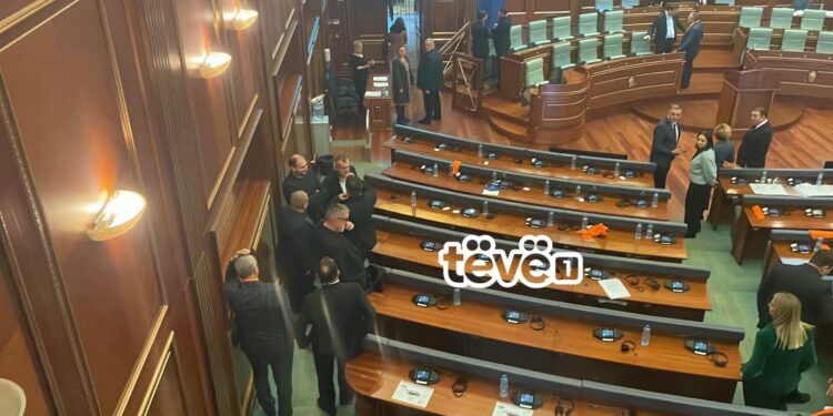 Deputetët e LVV-së nuk i lejojnë anëtarët e Listës Serbe që të marrin pjesë në seancën plenare