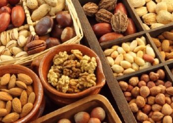 Frutat e thata ndihmojnë me kancerin e gjirit