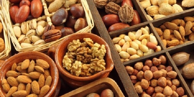 Frutat e thata ndihmojnë me kancerin e gjirit