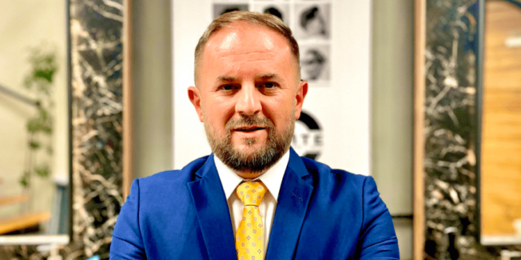 Analisti Gazmir Raci i bashkohet Vetëvendosjes për zgjedhjet e 9 shkurtit