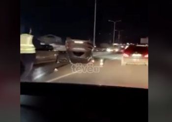 Rrokulliset vetura në Sllatinë, lëndohet shoferi