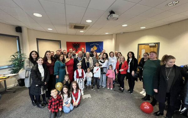Hapet shkolla e parë shqipe në Manchester të Anglisë
