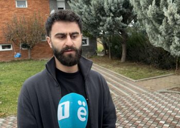 Djali i Isni Kilajt: Më shumë se 10 persona e 5 vetura e kanë rrethuar shtëpinë