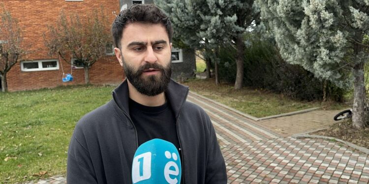 Djali i Isni Kilajt: Më shumë se 10 persona e 5 vetura e kanë rrethuar shtëpinë