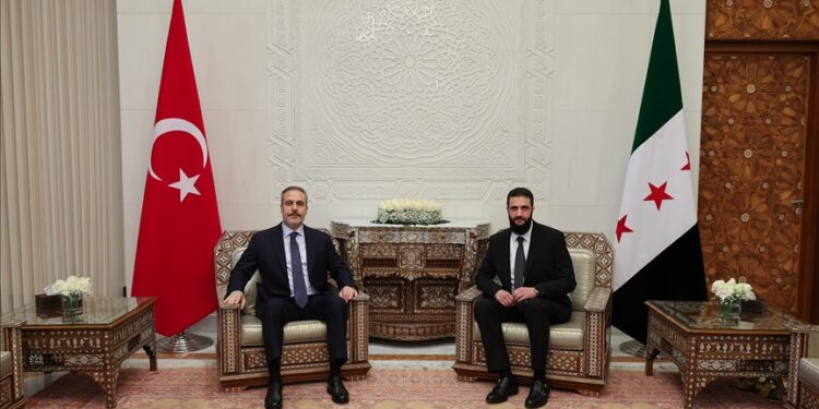 Shefi i diplomacisë turke takon liderin e administratës së re siriane