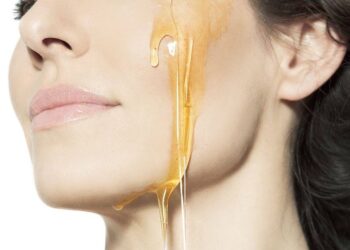 Trajtimet me mjaltë për të mbrojtur fytyrën në dimër