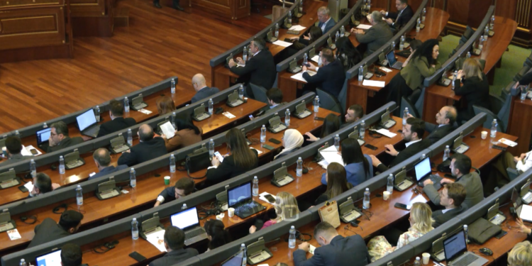 Opozita kritikon Kurtin për situatën në veri