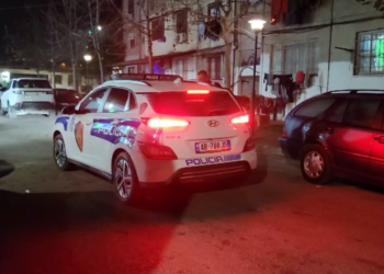 Gjendet i pajetë i moshuari në Durrës, ka plagë me mjete prerëse në trup