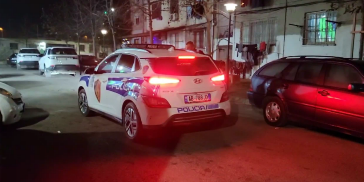 Gjendet i pajetë i moshuari në Durrës, ka plagë me mjete prerëse në trup