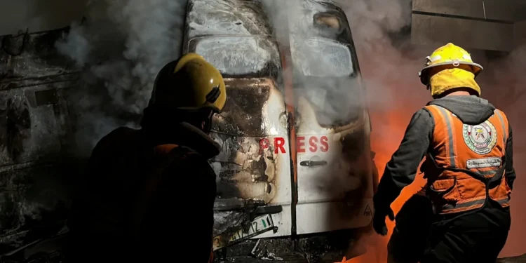 Vriten 5 gazetarë në një sulm ajror izraelit pranë spitalit të Gazës