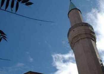 Vidhen para në një xhami në Viti
