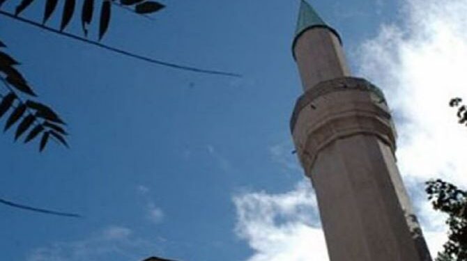 Vidhen para në një xhami në Viti