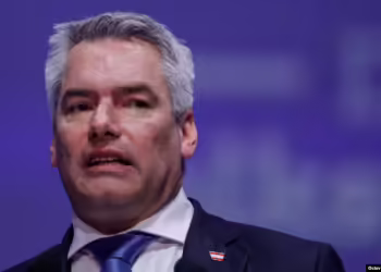 Austria thotë se po rishikon statusin e refugjatëve sirianë