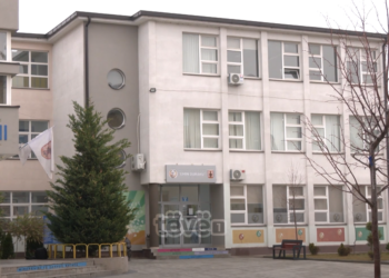 Vetura që po josh nxënësit me çokollata në Prishtinë – Çfarë dihet deri më tani?