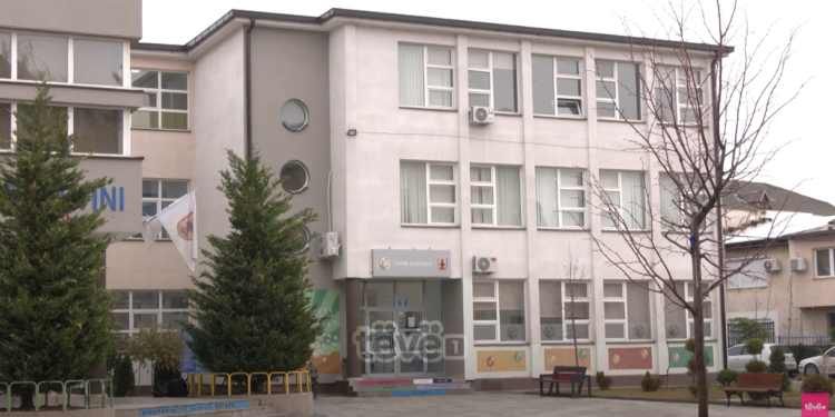 Vetura që po josh nxënësit me çokollata në Prishtinë – Çfarë dihet deri më tani?