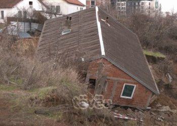 Rruga A “përpinë” shtëpinë në Prishtinë, rrezikohen edhe disa të tjera