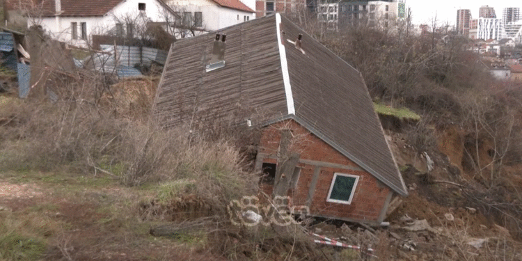 Rruga A “përpinë” shtëpinë në Prishtinë, rrezikohen edhe disa të tjera